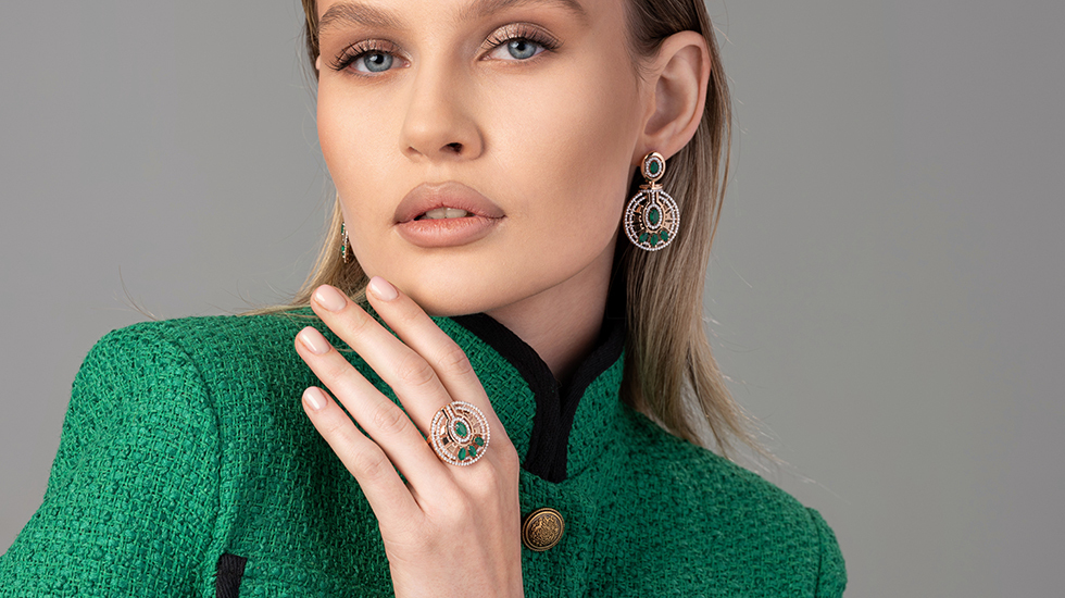 Как выбрать и с чем носить кольцо с изумрудом